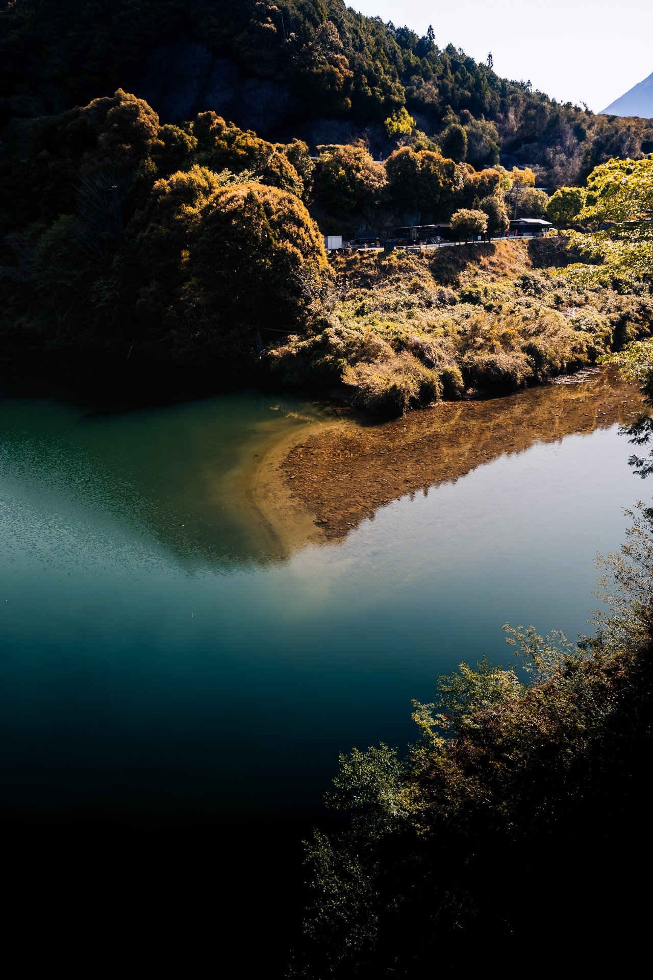 Lac calme et reflets d'une forêt automnale