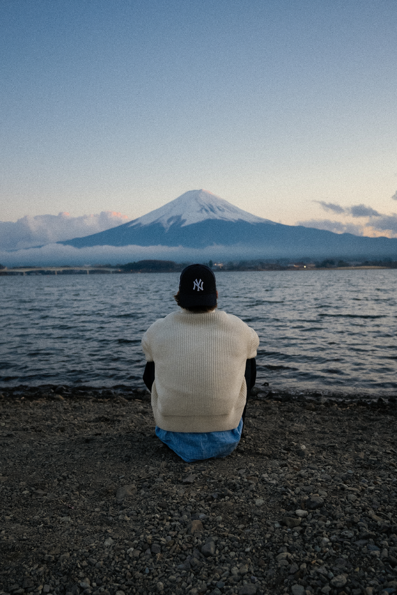Contemplation face au mont Fuji au bord du lac