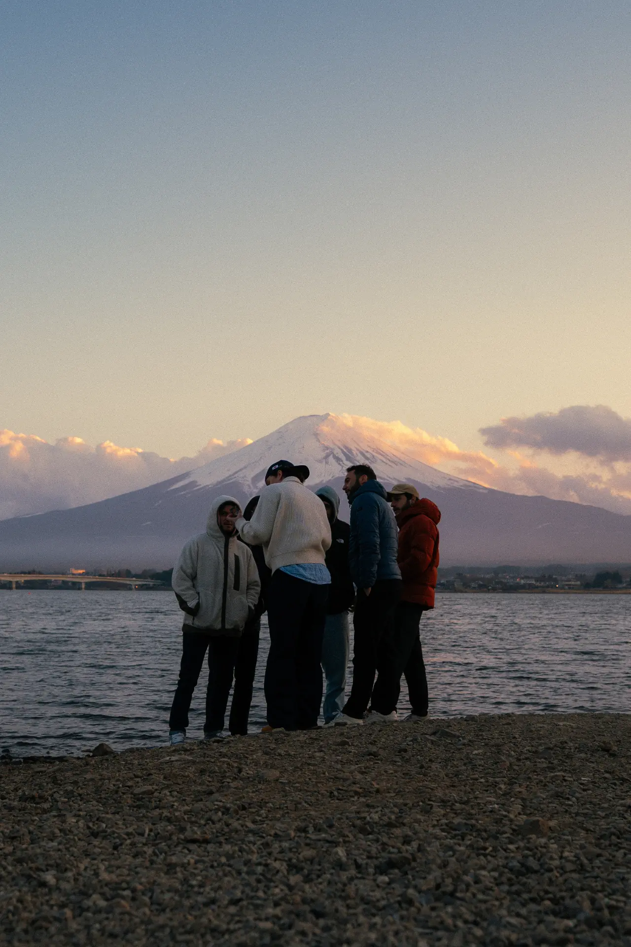 Groupe Lenso face au mont Fuji au crépuscule