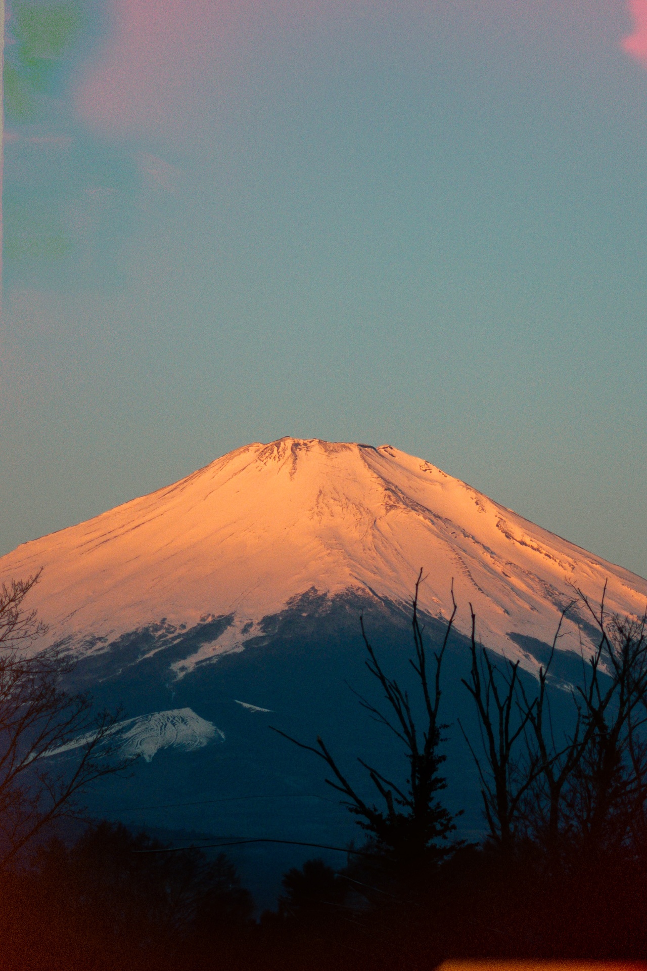 Mont Fuji illuminé par la lumière dorée du soir
