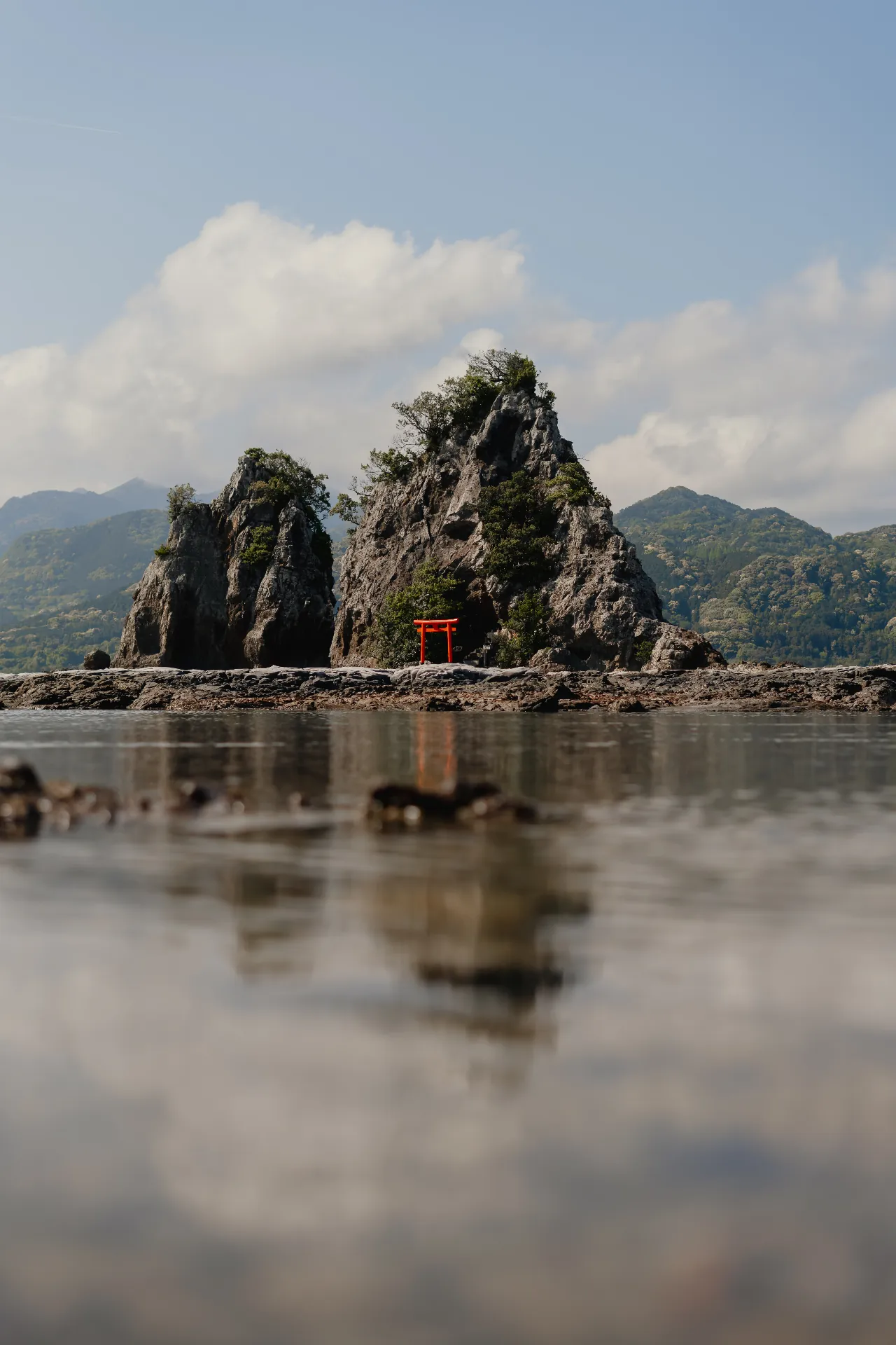 Torii rouge sur un rocher face à la mer
