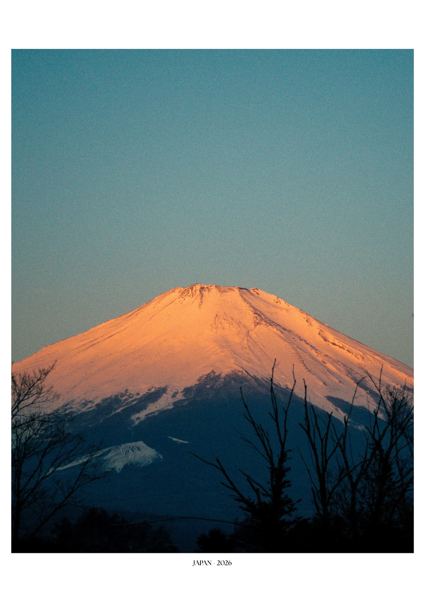 Sommet du mont Fuji éclairé par la lumière du lever de soleil