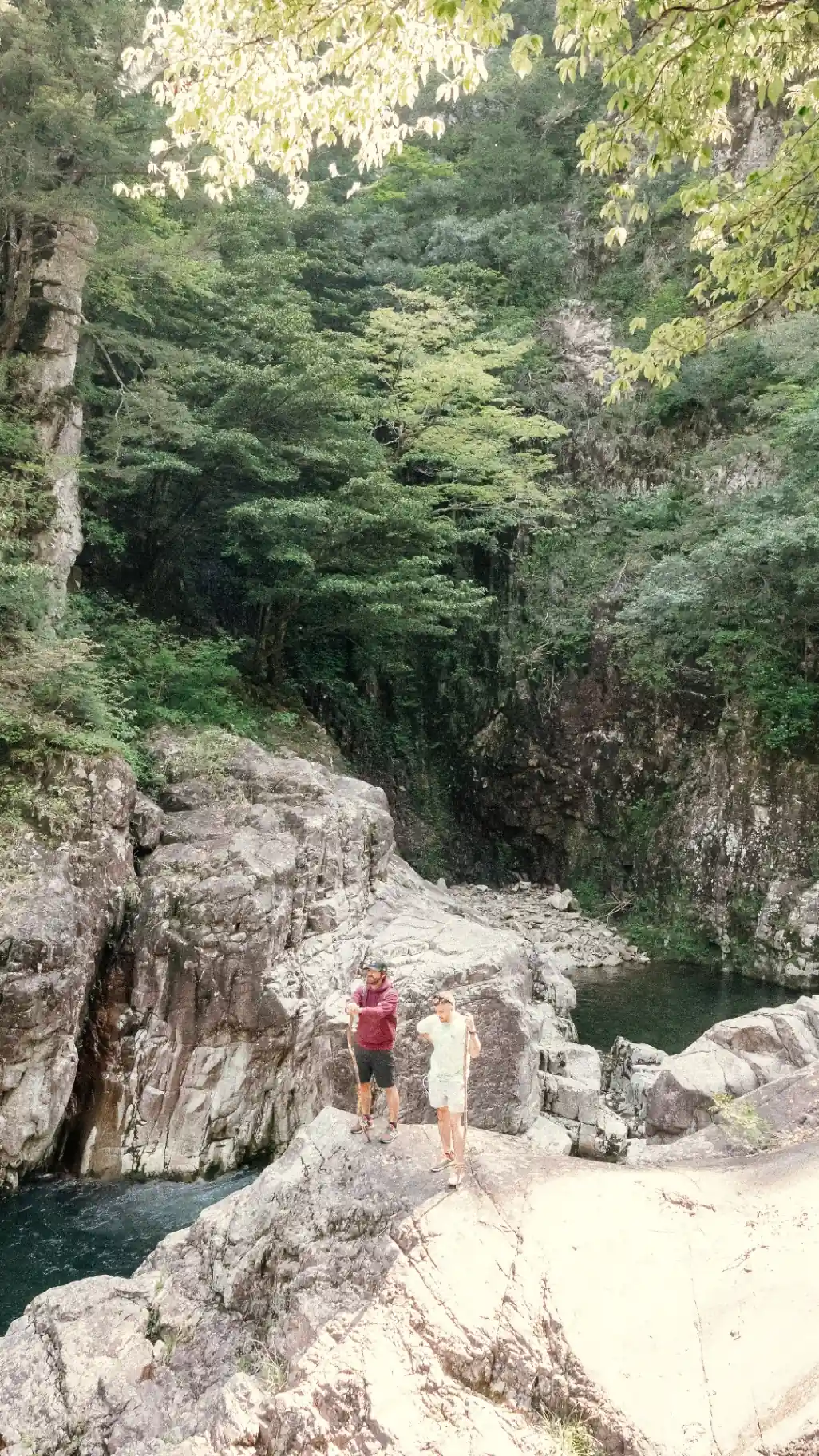 Moment de contemplation dans une gorge rocheuse