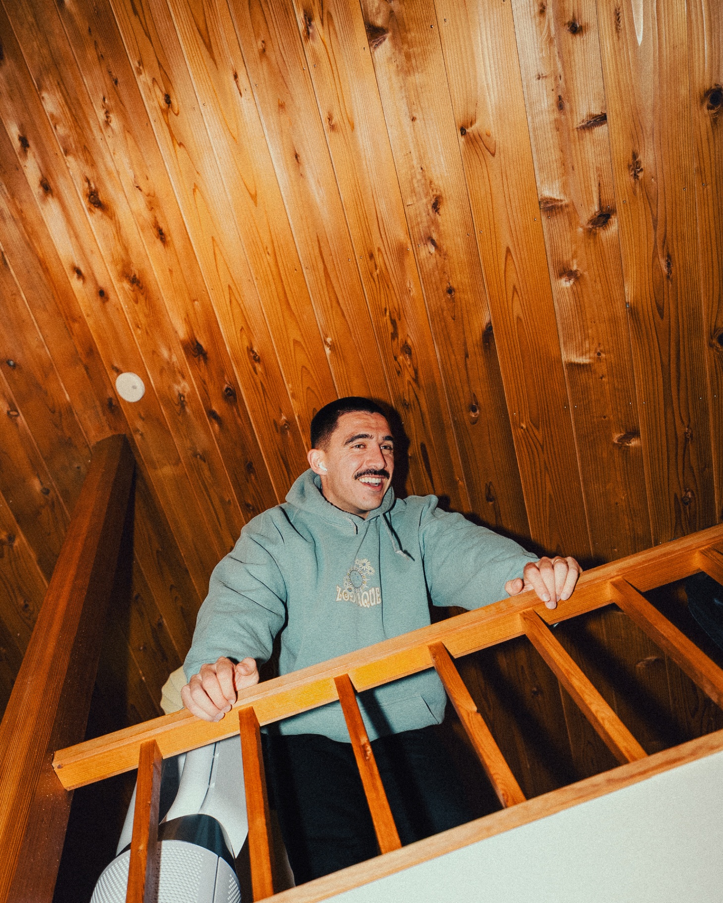 Sourire complice dans une cabane en bois