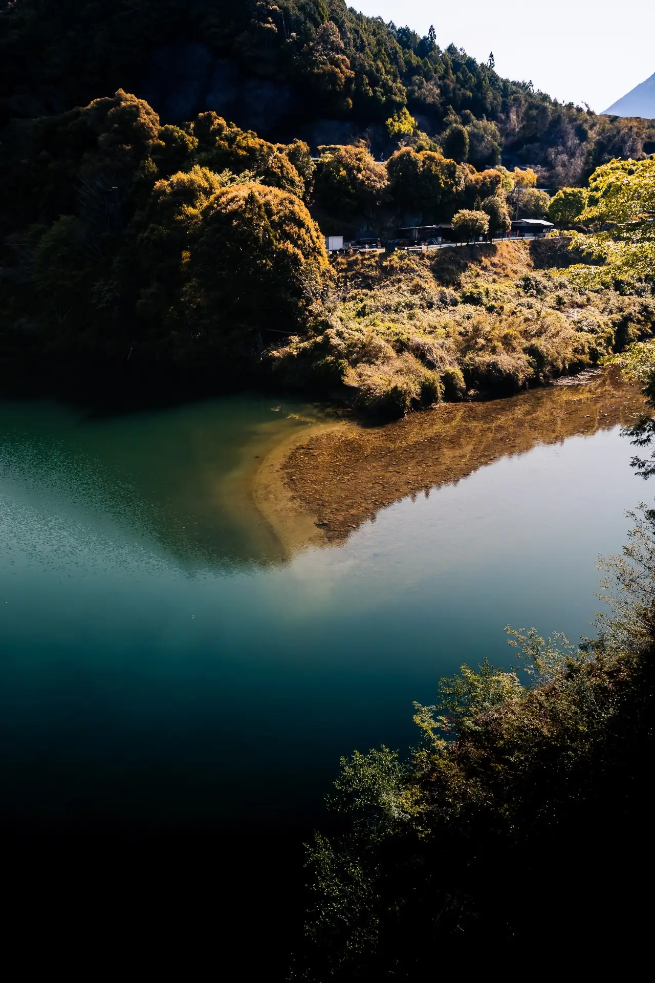 Lac calme et reflets d'une forêt automnale