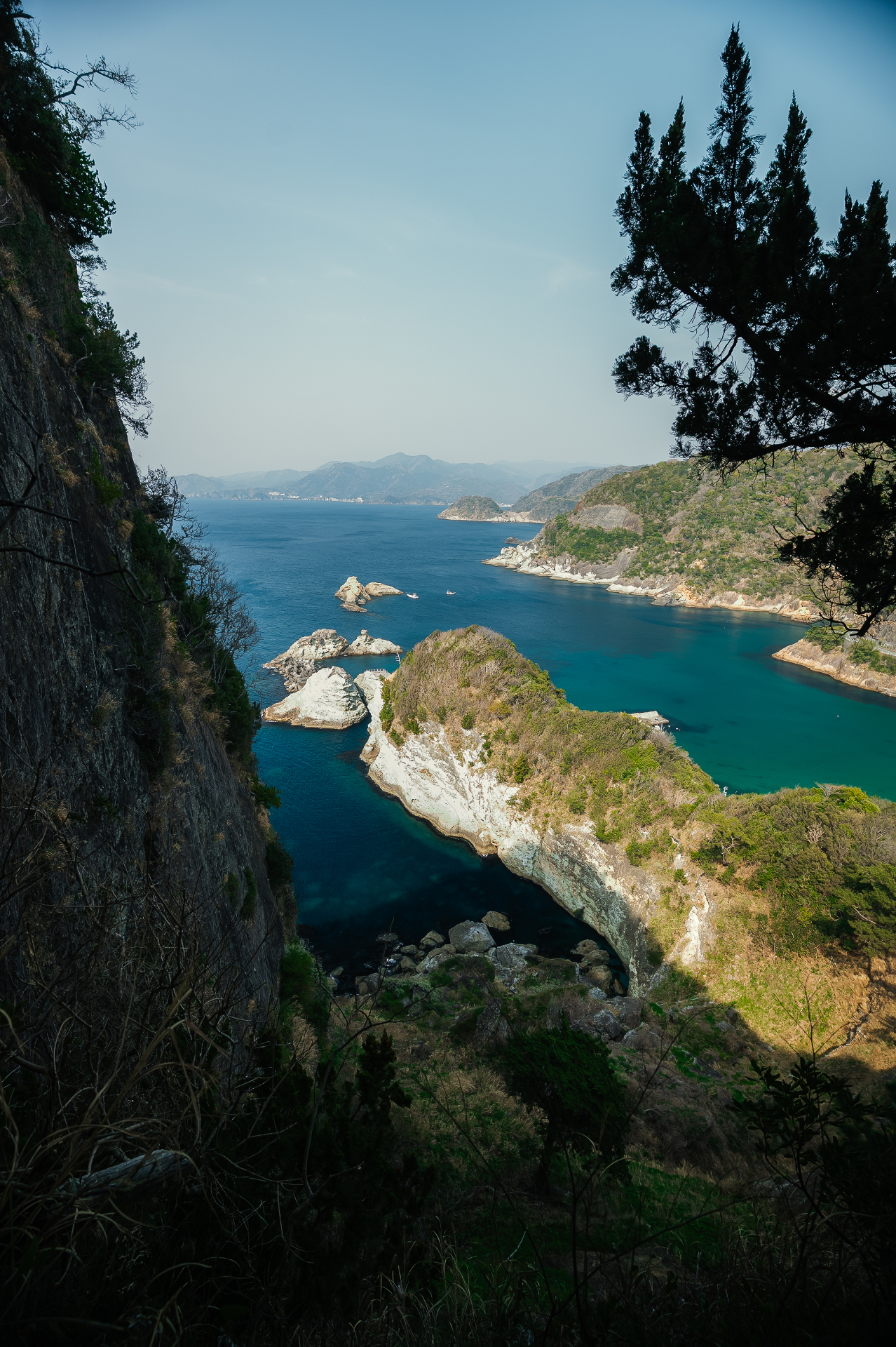Falaise et mer turquoise sur la côte japonaise