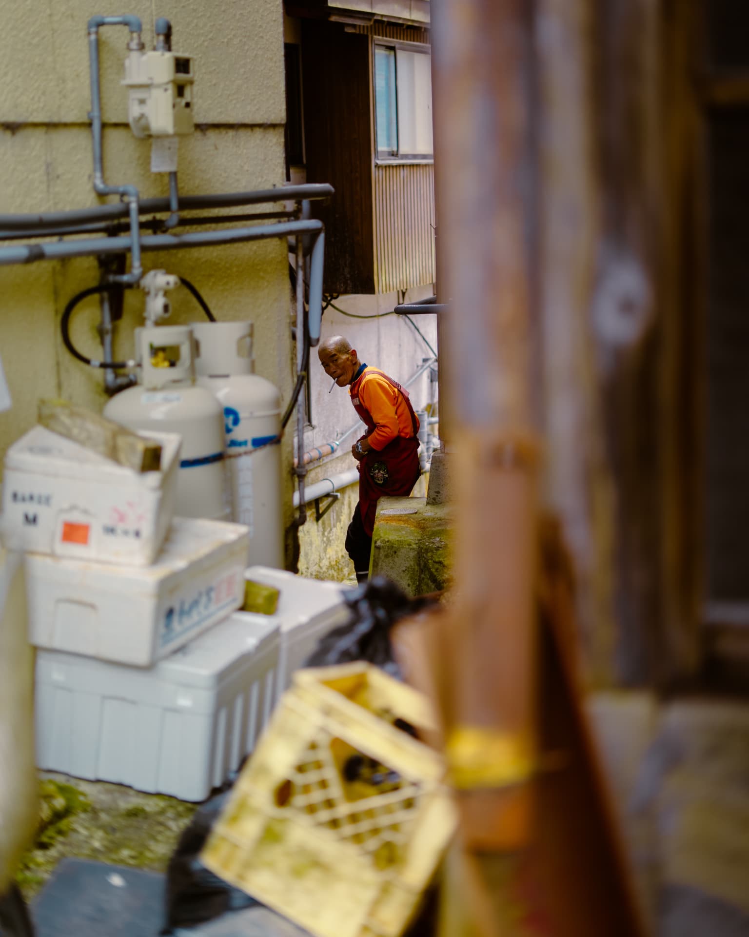 Artisan japonais aperçu dans une ruelle