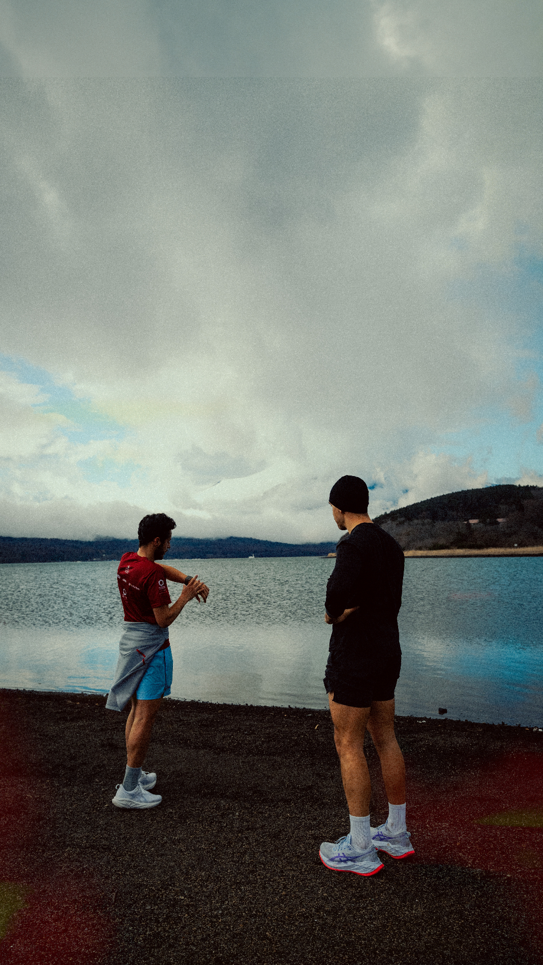 Discussion au bord du lac après une course matinale