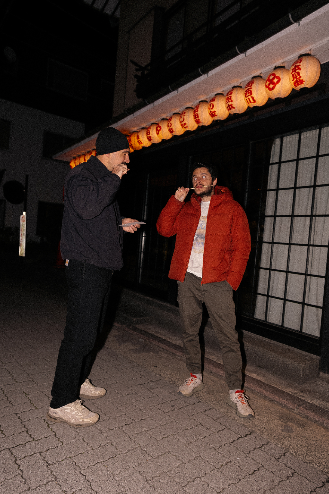 Rue japonaise éclairée par des lanternes rouges la nuit