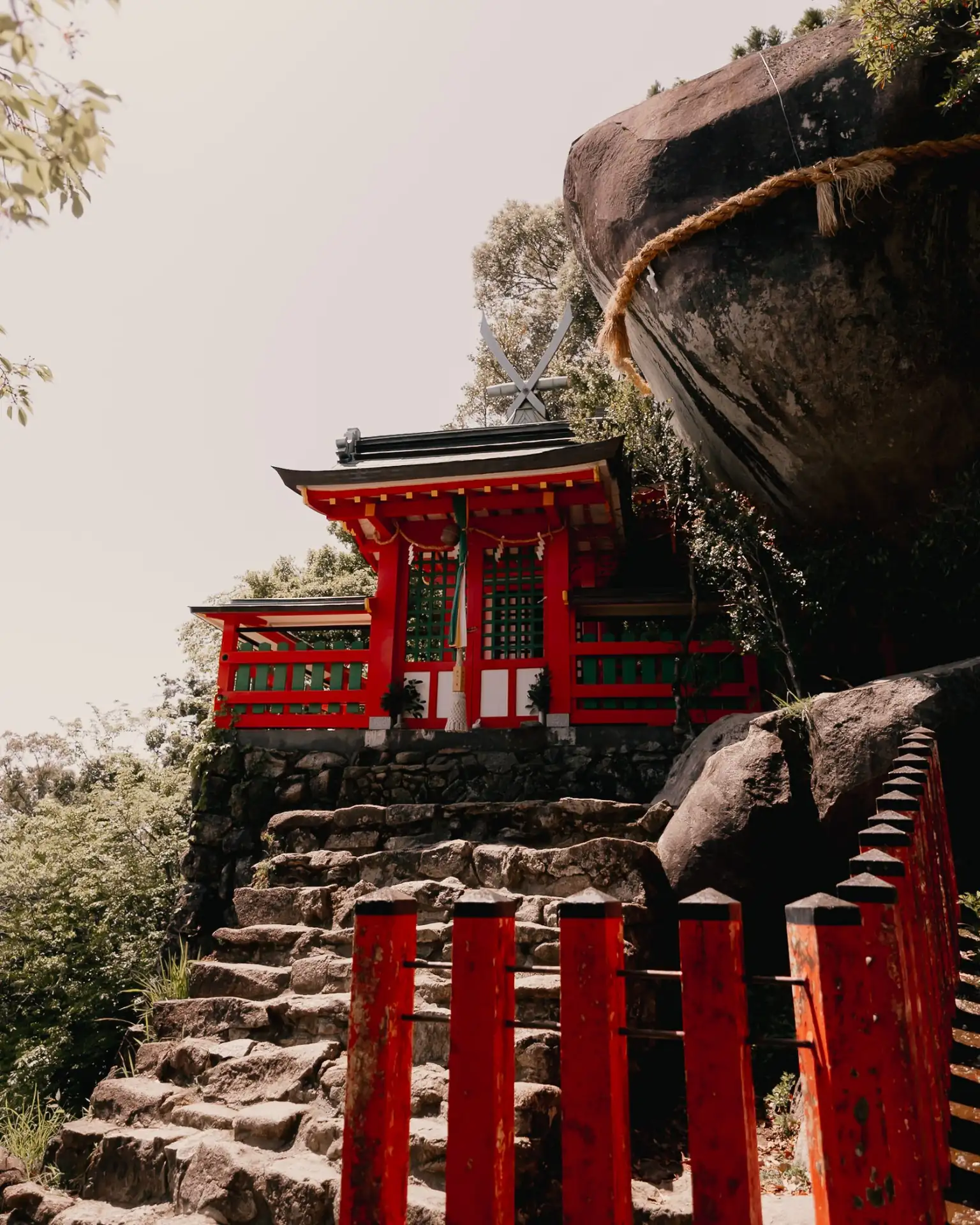 Sanctuaire shinto adossé à un rocher sacré