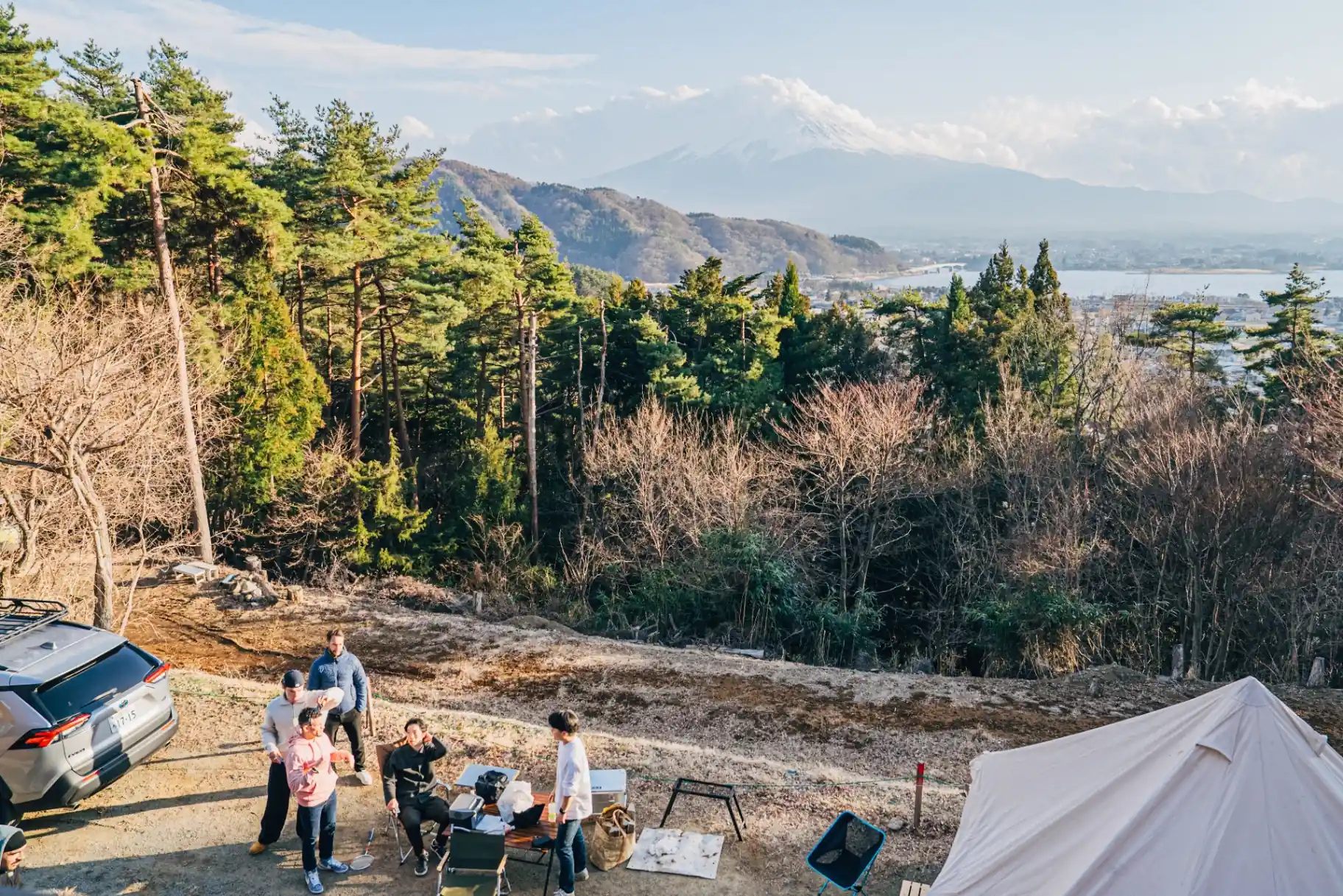 Campement et discussion face au mont Fuji