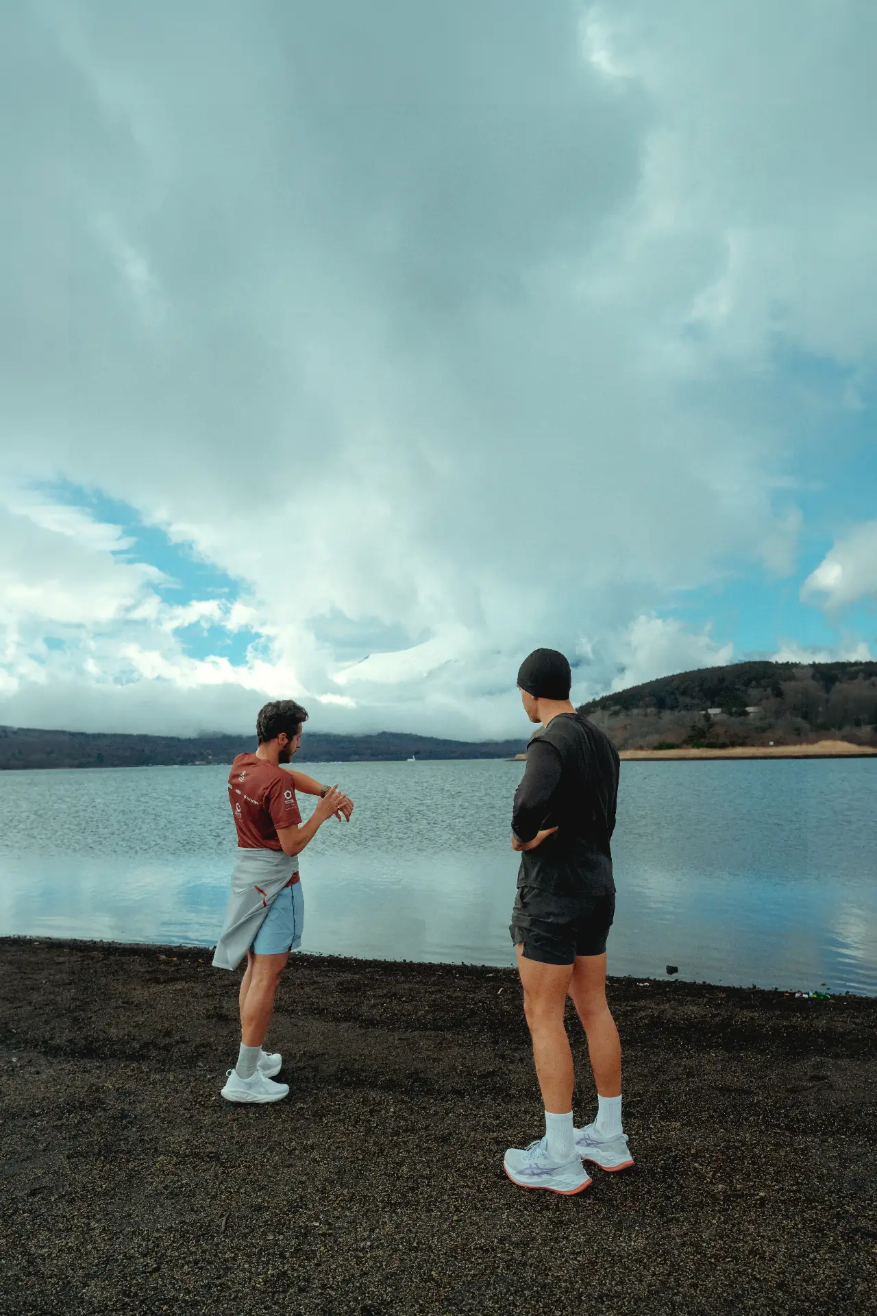 Deux participants en discussion au bord d'un lac
