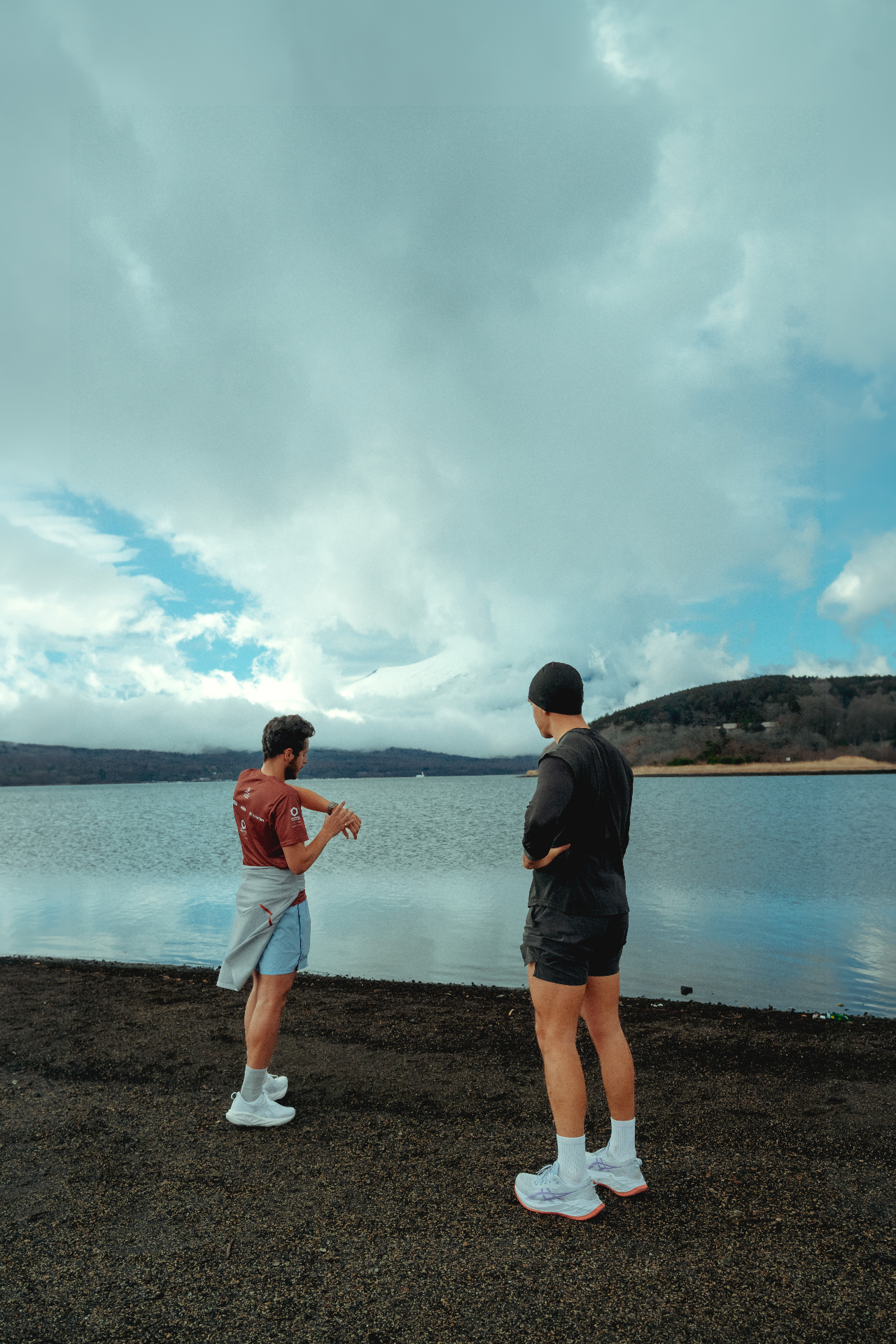 Deux participants en discussion au bord d'un lac