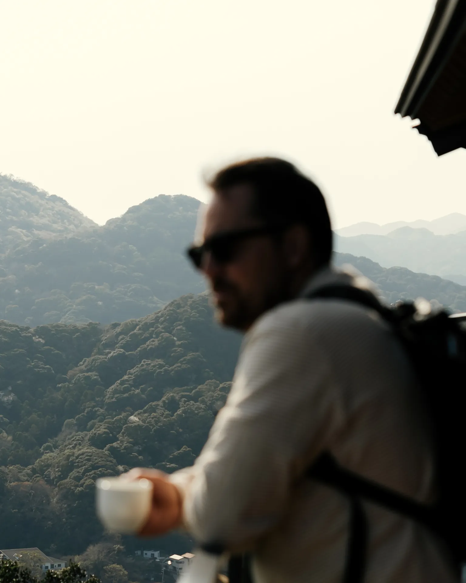 Instant calme avec café et vue montagneuse
