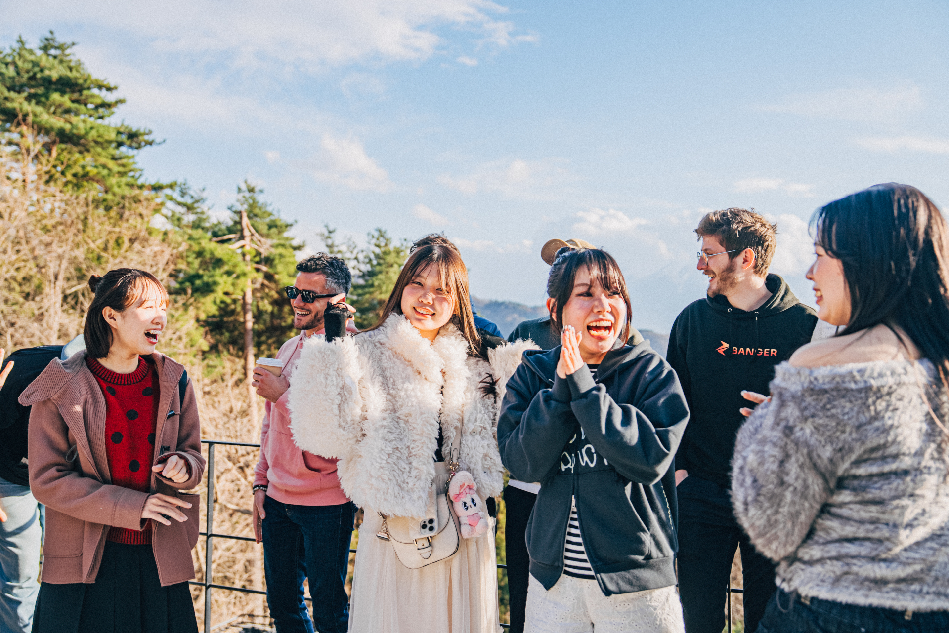 Participants Lenso qui rient ensemble face au mont Fuji
