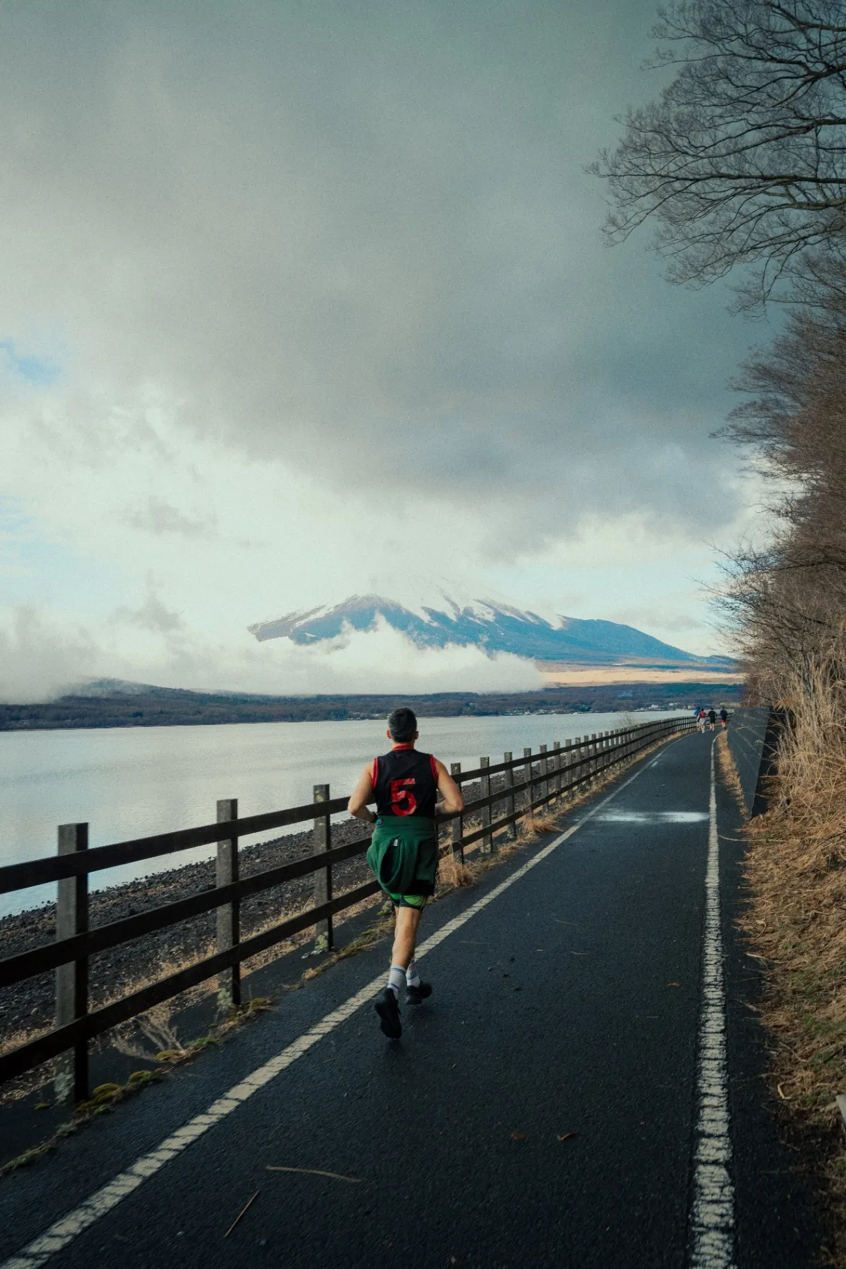 Course contemplative le long d'un lac